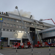 Großaufgebot der BF Wien bekämpft Dachbrand am Donauzentrum