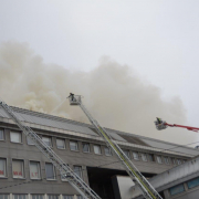 Großaufgebot der BF Wien bekämpft Dachbrand am Donauzentrum