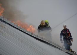 Großaufgebot der BF Wien bekämpft Dachbrand am Donauzentrum