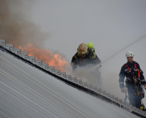 Großaufgebot der BF Wien bekämpft Dachbrand am Donauzentrum