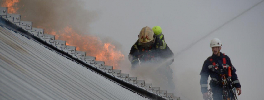 Großaufgebot der BF Wien bekämpft Dachbrand am Donauzentrum