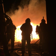 Schilfgedeckte Gebäude in Vollbrand – Autobahn teilweise gesperrt