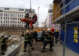 Verletzter Bauarbeiter von Berufsfeuerwehr Wien geborgen