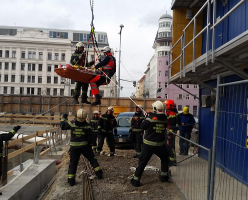 Verletzter Bauarbeiter von Berufsfeuerwehr Wien geborgen