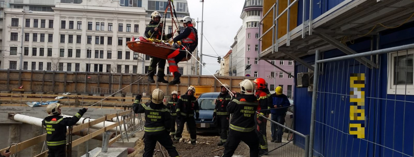 Verletzter Bauarbeiter von Berufsfeuerwehr Wien geborgen