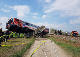 LKW von Zug erfasst – Berufsfeuerwehr Wien und Berufsrettung Wien im Einsatz