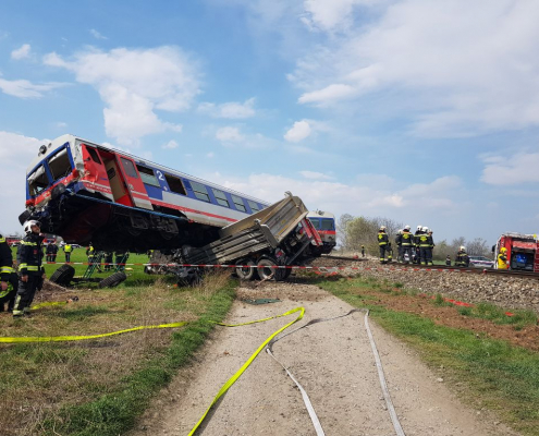 LKW von Zug erfasst – Berufsfeuerwehr Wien und Berufsrettung Wien im Einsatz