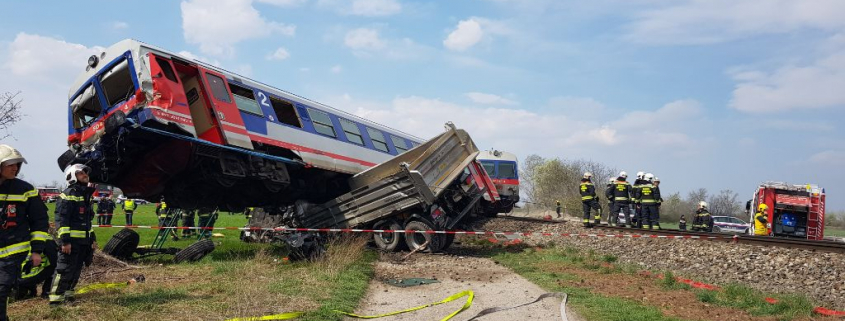 LKW von Zug erfasst – Berufsfeuerwehr Wien und Berufsrettung Wien im Einsatz