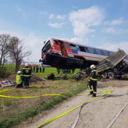 LKW von Zug erfasst – Berufsfeuerwehr Wien und Berufsrettung Wien im Einsatz