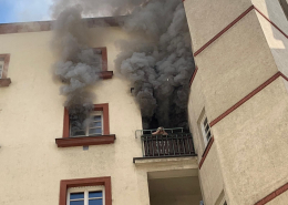 Frau vom Balkon ihrer brennenden Wohnung gerettet