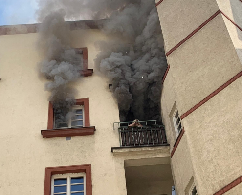 Frau vom Balkon ihrer brennenden Wohnung gerettet