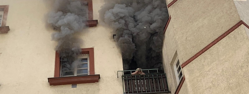Frau vom Balkon ihrer brennenden Wohnung gerettet