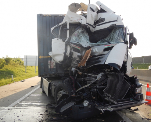 Drei Leichtverletzte nach Kollision zweier Lkw auf der S2