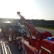 Drei Leichtverletzte nach Kollision zweier Lkw auf der S2