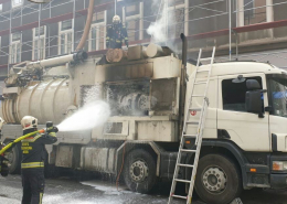 Berufsfeuerwehr Wien löscht brennenden Lkw neben Baustelle