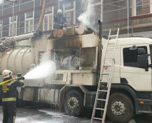 Berufsfeuerwehr Wien löscht brennenden Lkw neben Baustelle