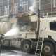 Berufsfeuerwehr Wien löscht brennenden Lkw neben Baustelle