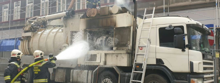 Berufsfeuerwehr Wien löscht brennenden Lkw neben Baustelle