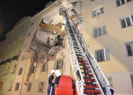 Berufsfeuerwehr Wien im Großeinsatz nach Haus-Teileinsturz