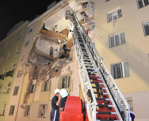 Berufsfeuerwehr Wien im Großeinsatz nach Haus-Teileinsturz