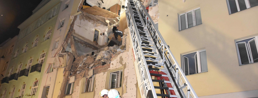 Berufsfeuerwehr Wien im Großeinsatz nach Haus-Teileinsturz