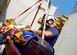 Arbeiter stürzt auf Baustelle ab und wird mit Drehleiter geborgen