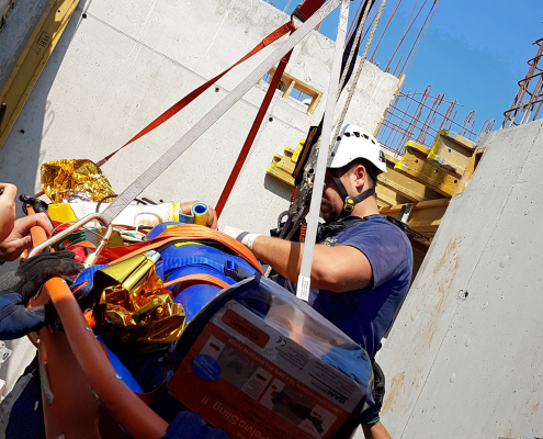 Arbeiter stürzt auf Baustelle ab und wird mit Drehleiter geborgen